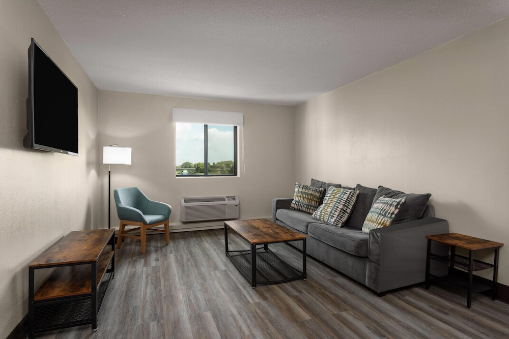 Days Inn and Suites by Wyndham Hammond, IN 30/50