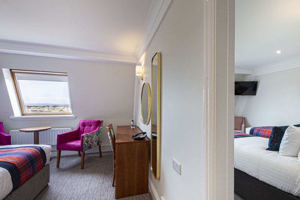 The Beaches Hotel 77/100