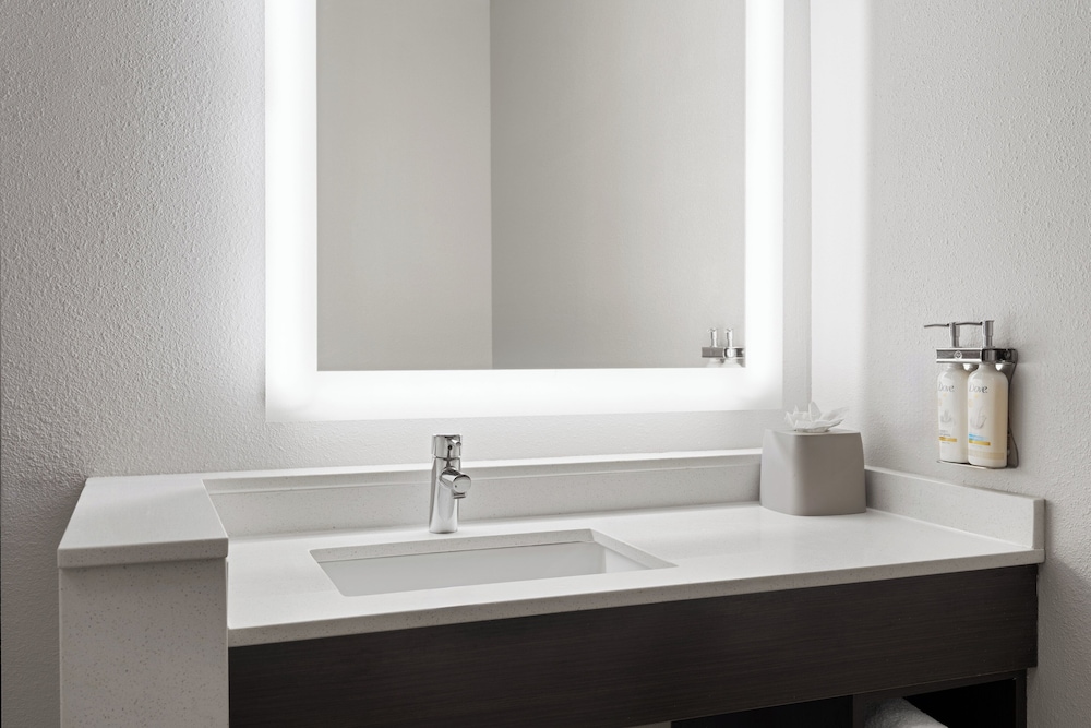 غرفة قياسية بسرير كينج، Holiday Inn Express and Suites St. Petersburg North (I-275), an IHG Hotel 8/8