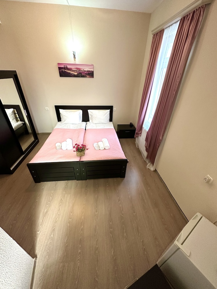 Qeroli Hotel 16/50