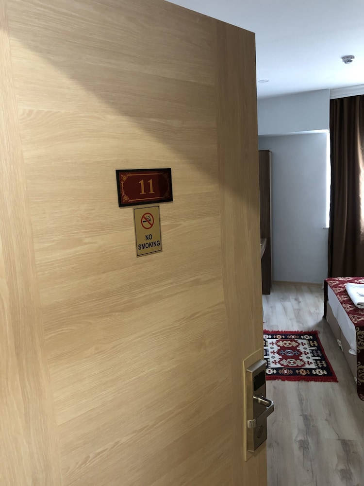 The Reina Hotel 43/70