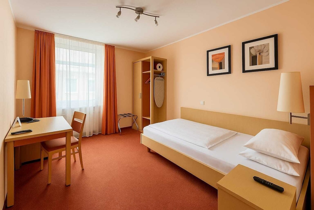 ROOM, SINGLE