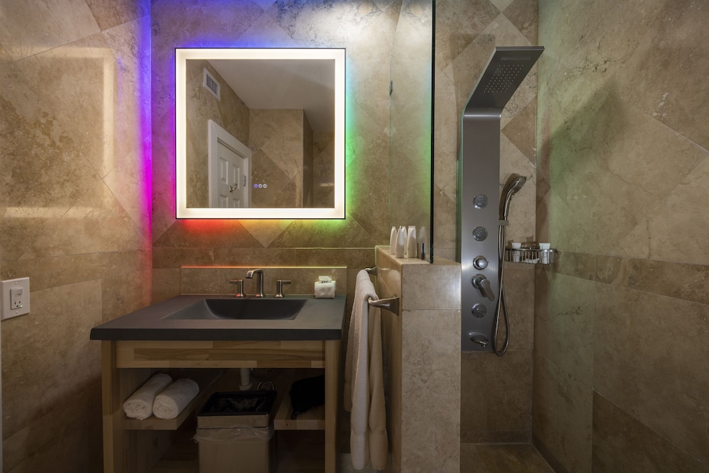 SUITES ON SOUTH BEACH 64/65