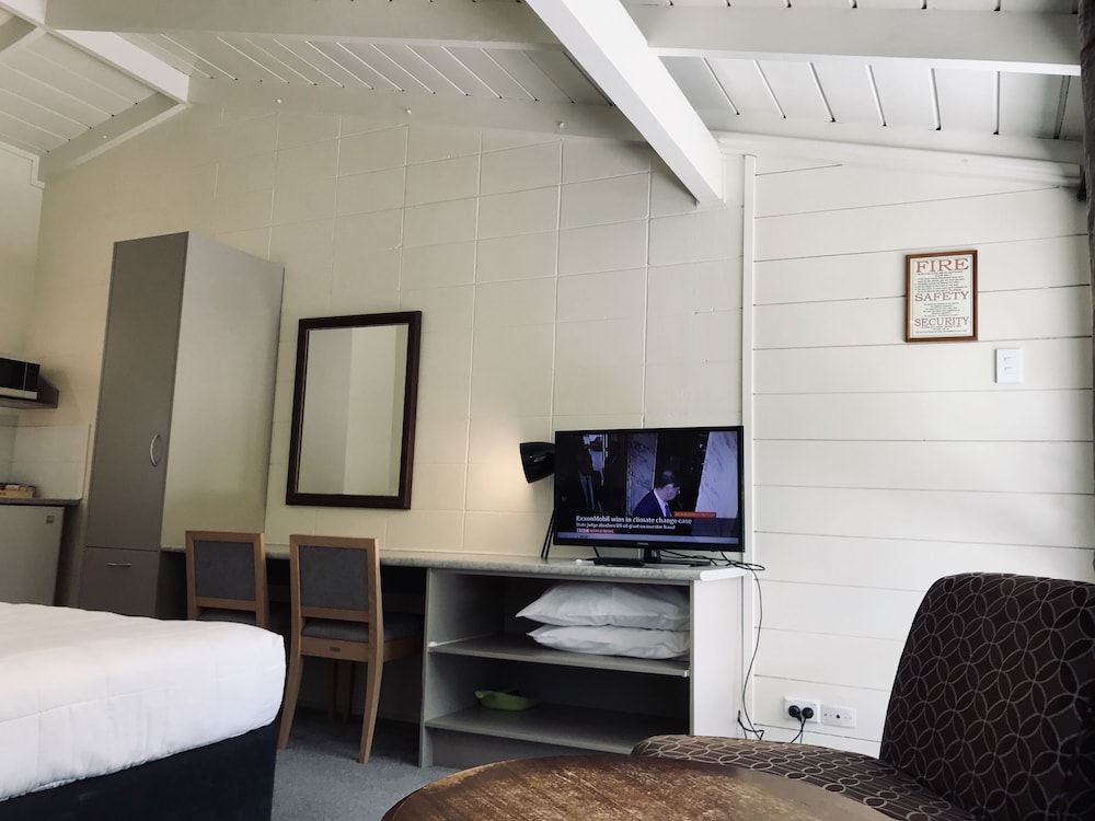 Bounty Motel 68/79