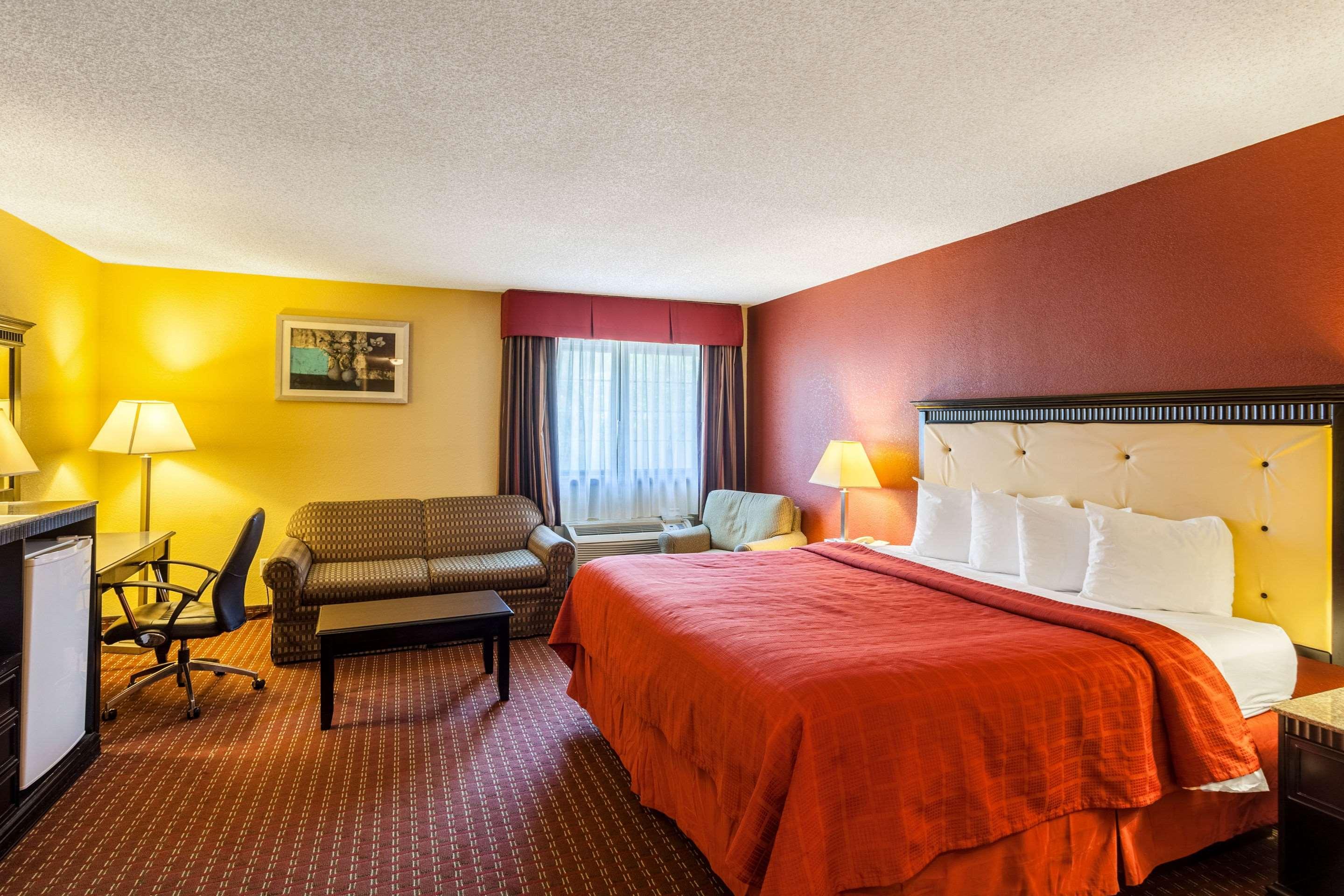 ROOM, QUEEN BED
