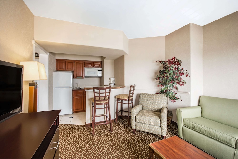 Hawthorn Suites by Wyndham El Paso Airport 11/28