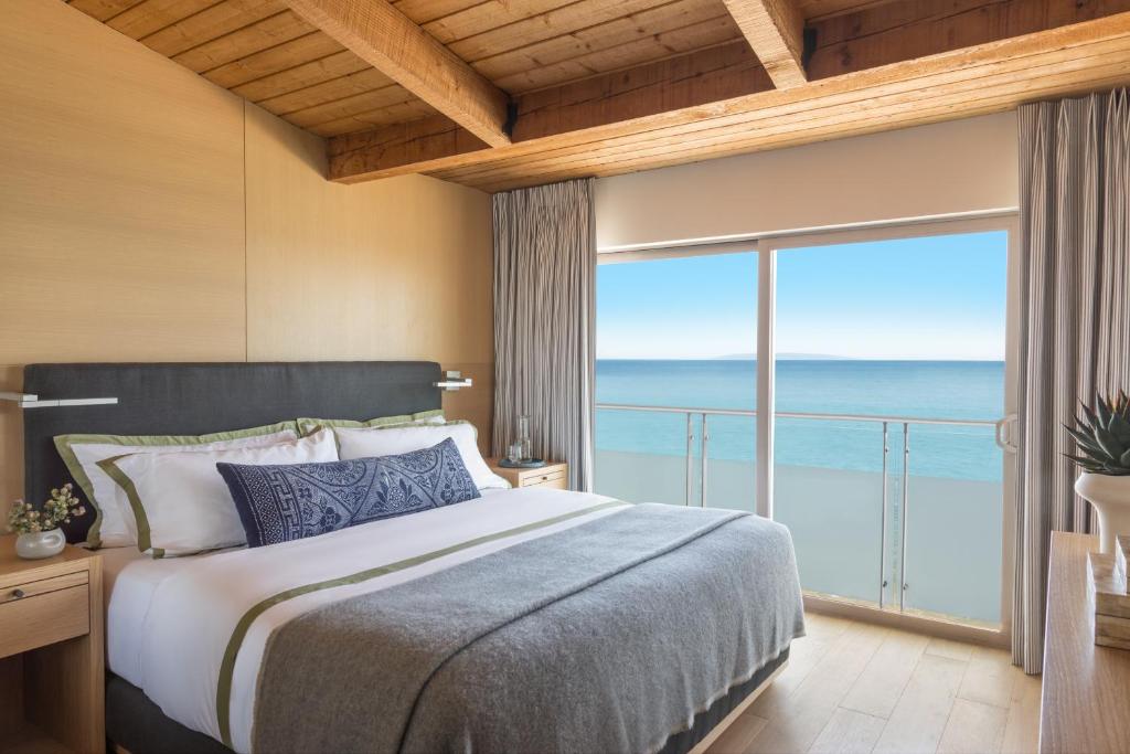 1 BEDROOM, SLEEPER, SUITE, QUEEN BED, SOFA, BALCONY