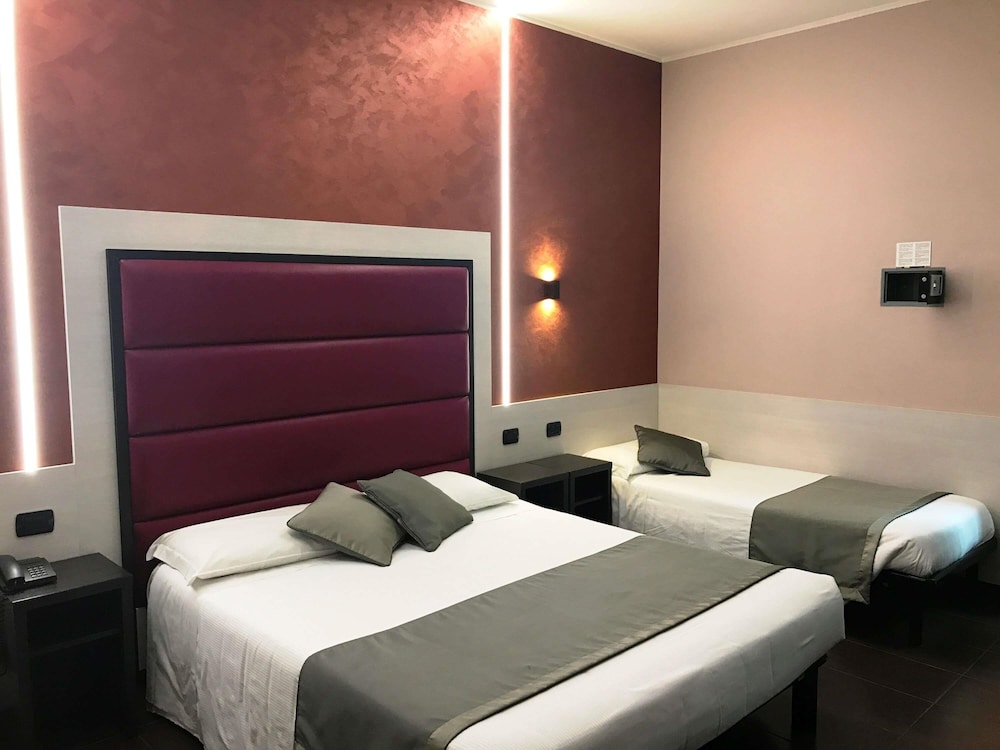 ROOM, TRIPLE, MULTIPLE BEDS