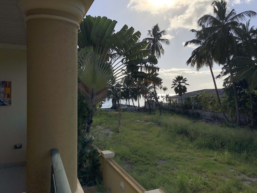 White Sands Beach Condos 34/50