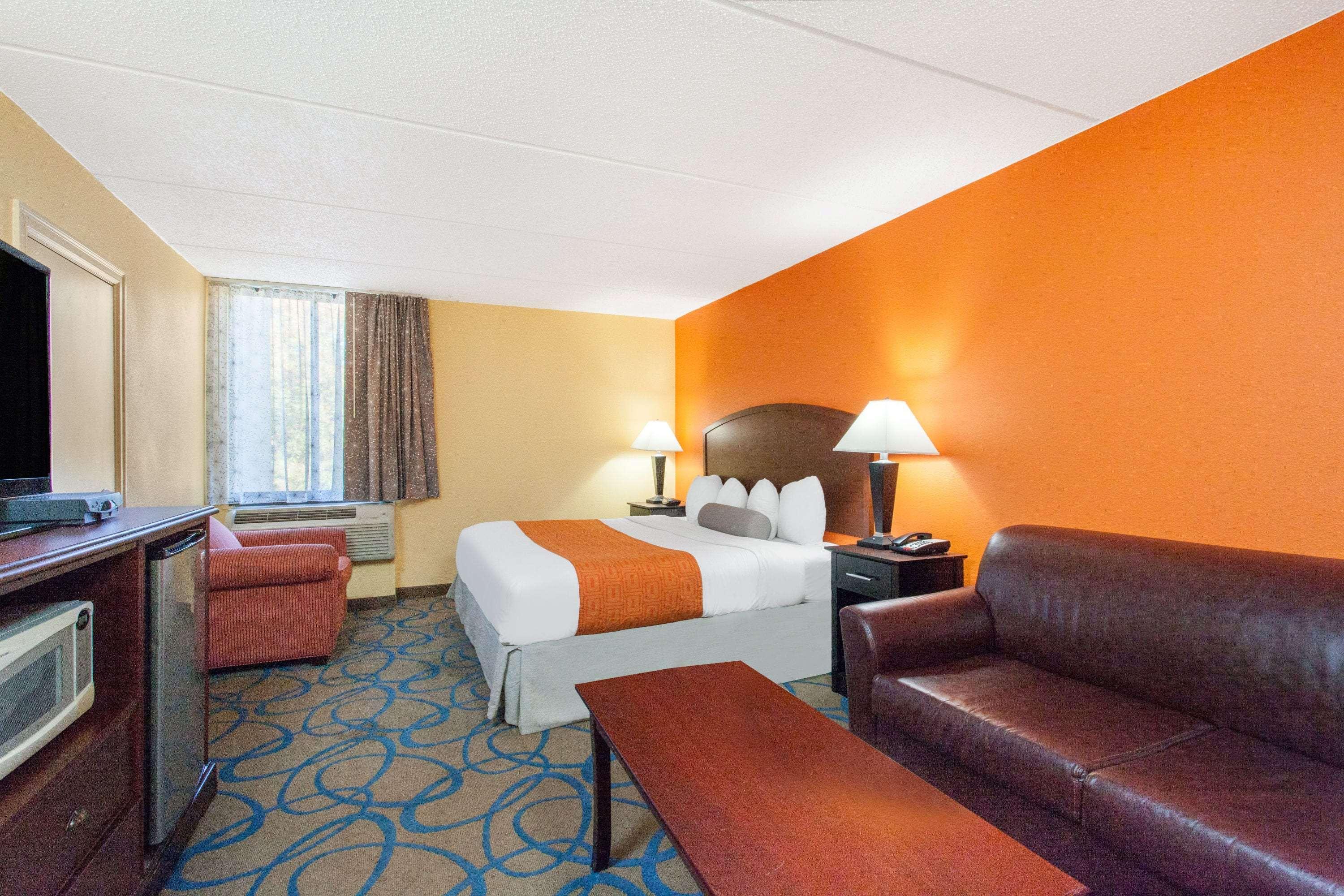 Howard Johnson By Wyndham Suffern 7/13