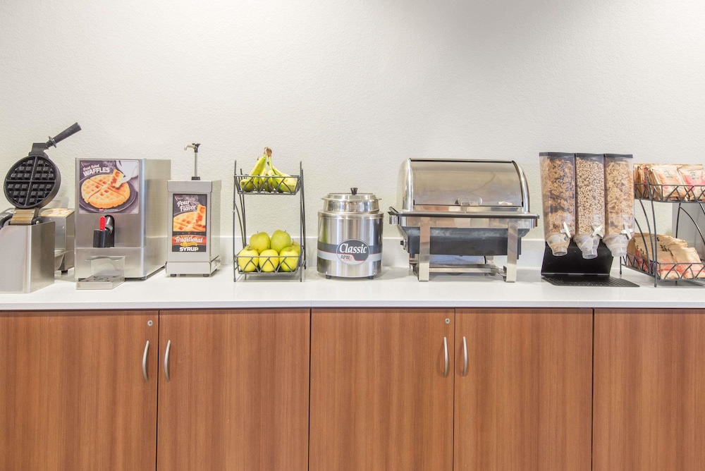 Microtel Inn And Suites By Wyndham Cadiz 14/24