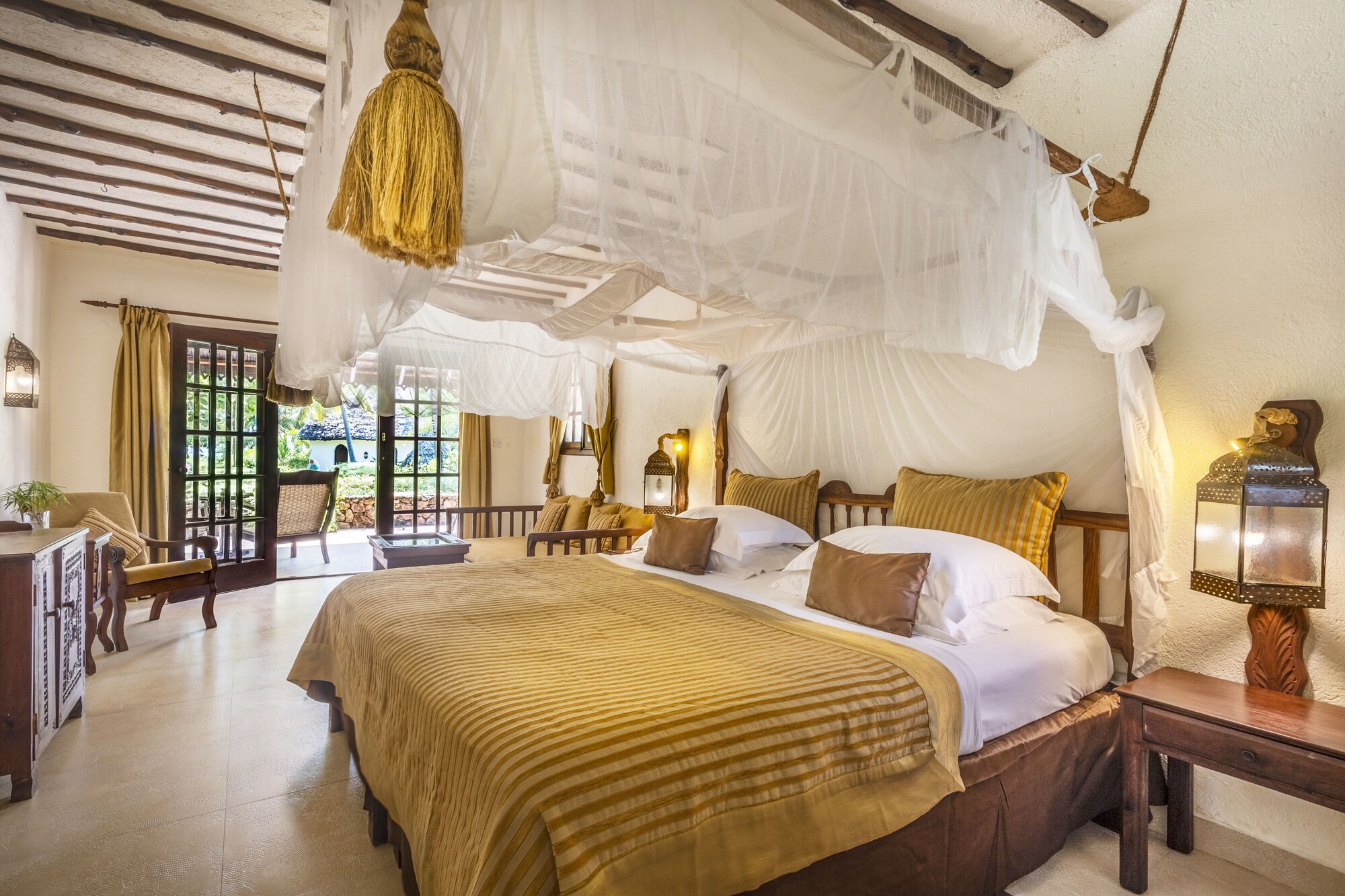 DELUXE, DOUBLE OR TWIN BED