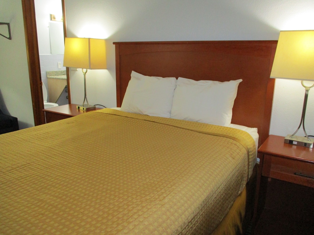 Travelodge by Wyndham Spirit Lake/Okoboji 34/53