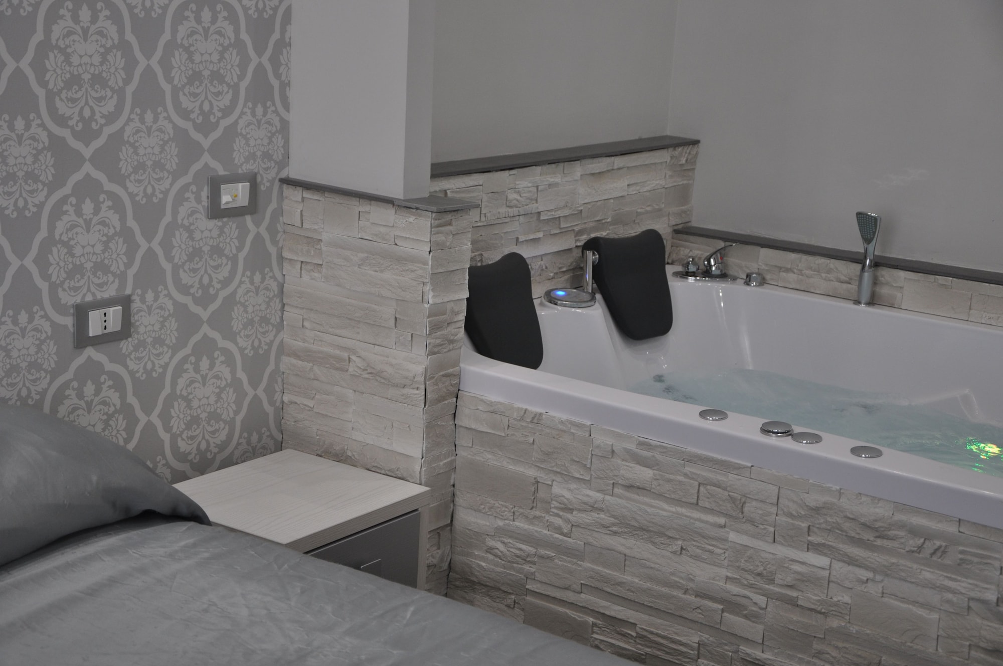 SUITE, HOT TUB