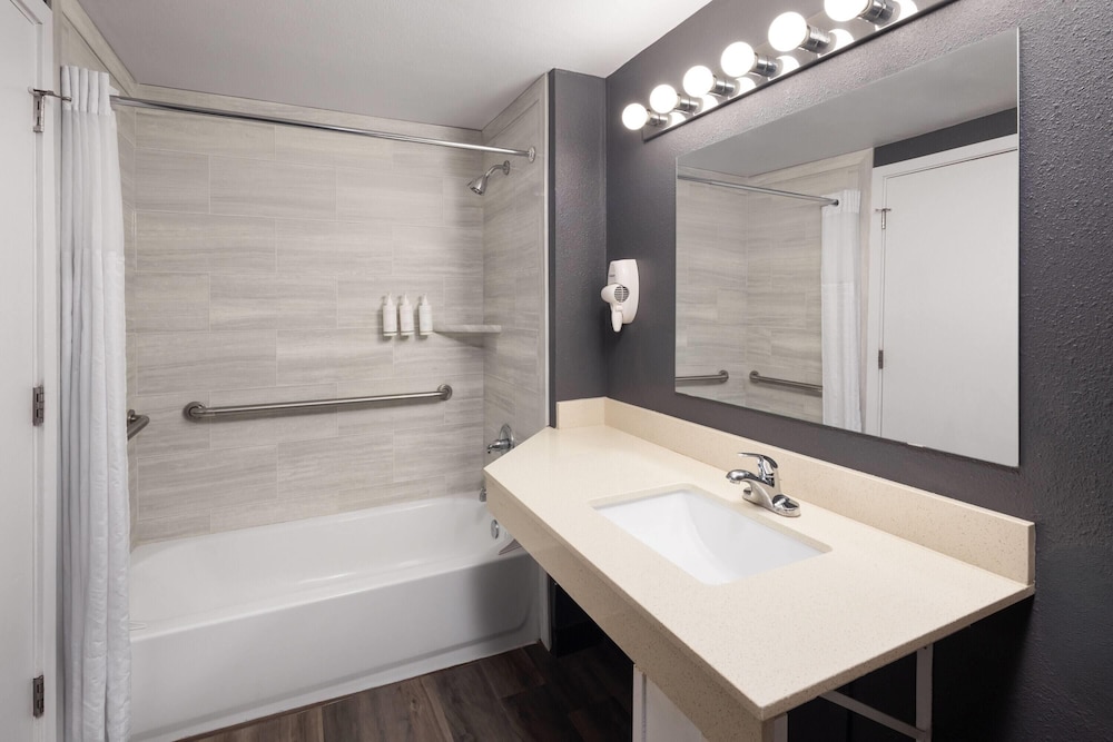 Basecamp Puyallup a Travelodge by Wyndham 48/50