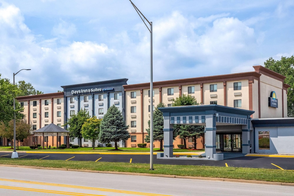Days Inn and Suites by Wyndham Hammond, IN 2/50