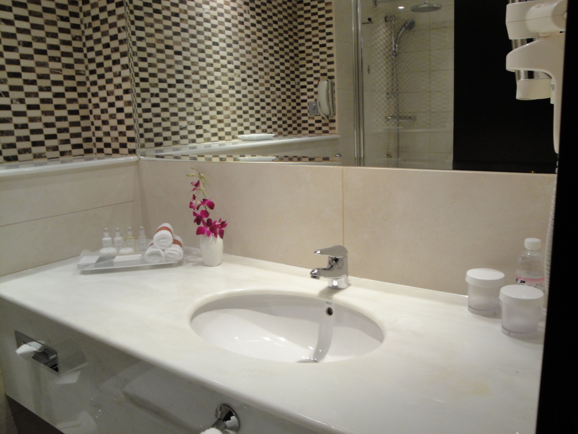 غرفة قياسية بسرير كينج للمدخنين، فندق كراون بلازا جدة(Crowne Plaza Jeddah) 5/8