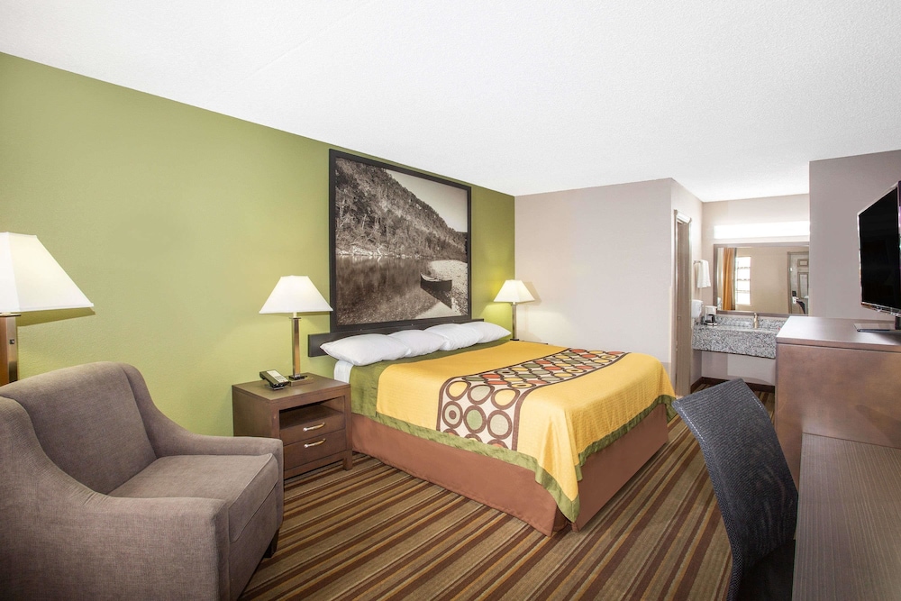 Super 8 by Wyndham Springdale AR 13/30