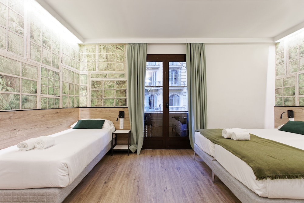 STANDARD, TRIPLE, 3 BEDS, CITY VIEW