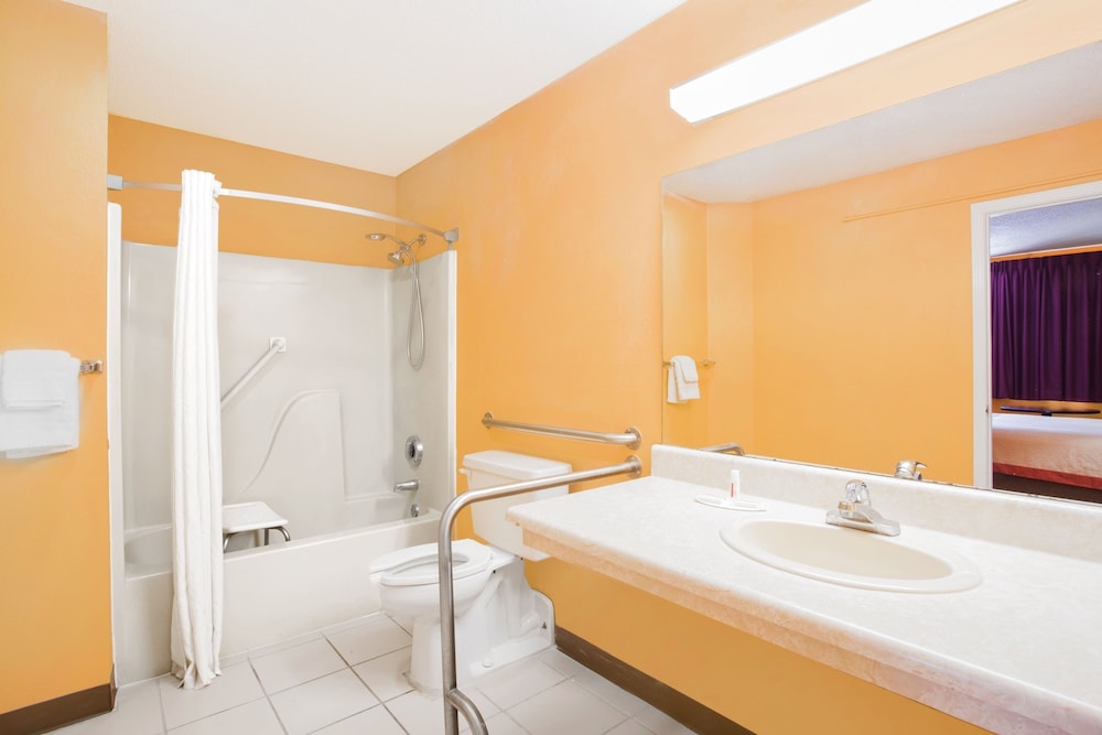 Americas Best Value Inn Darien 17/38