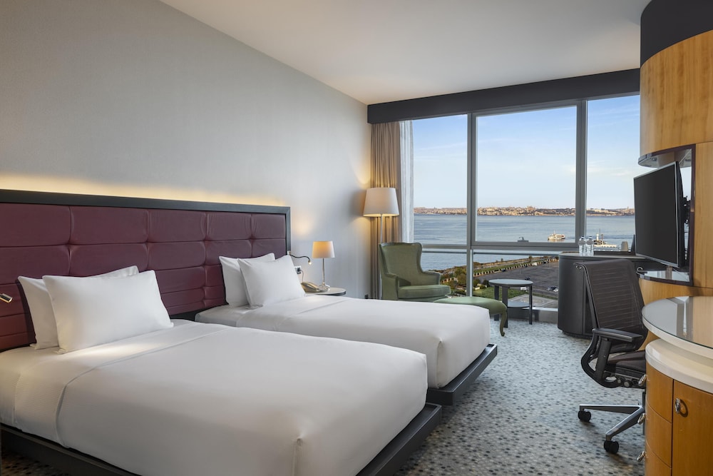 Peninsula, Deluxe, Twin Beds, Sea View, Bathtub