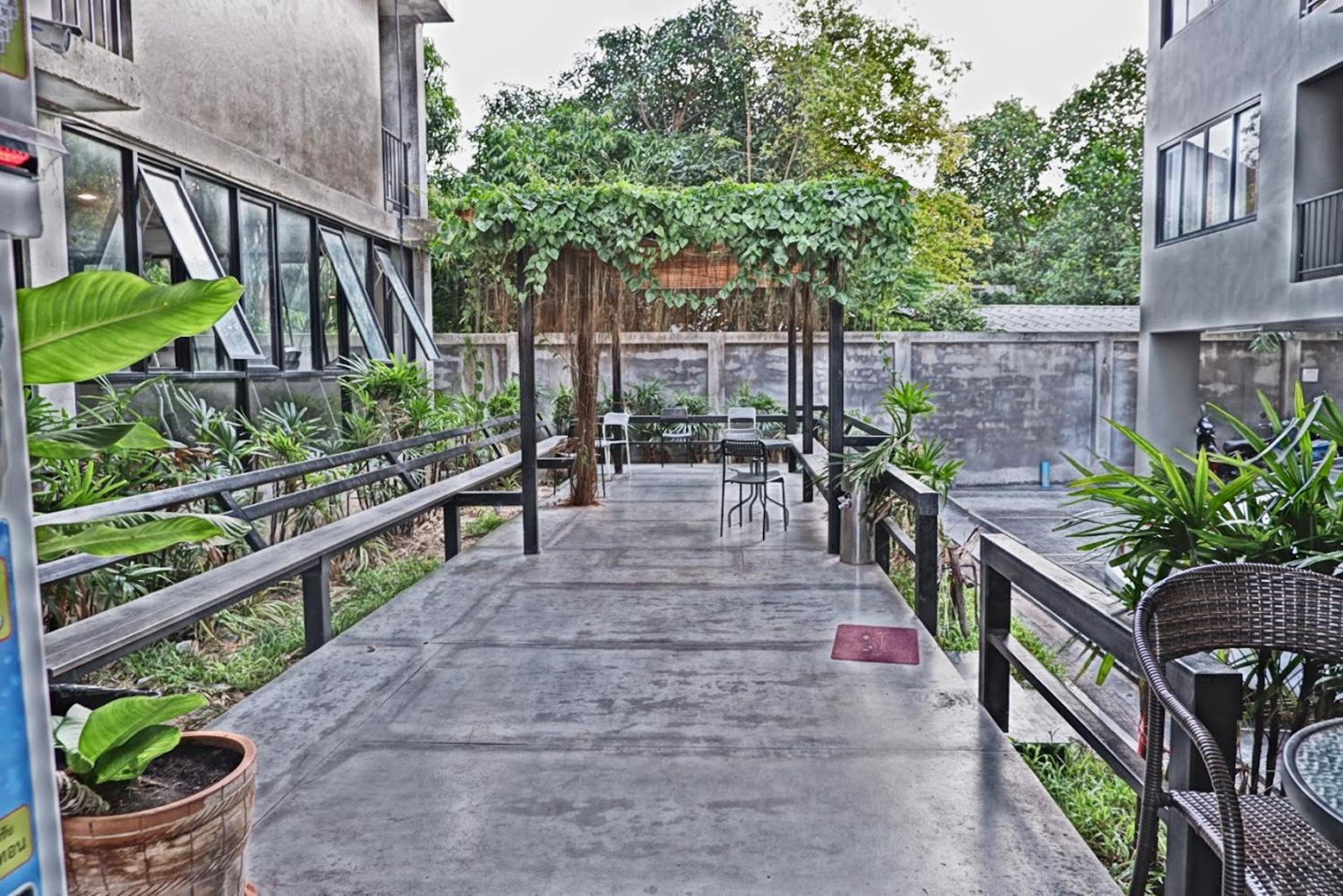 Izen Plus Budget Hotel & Residences 51/57