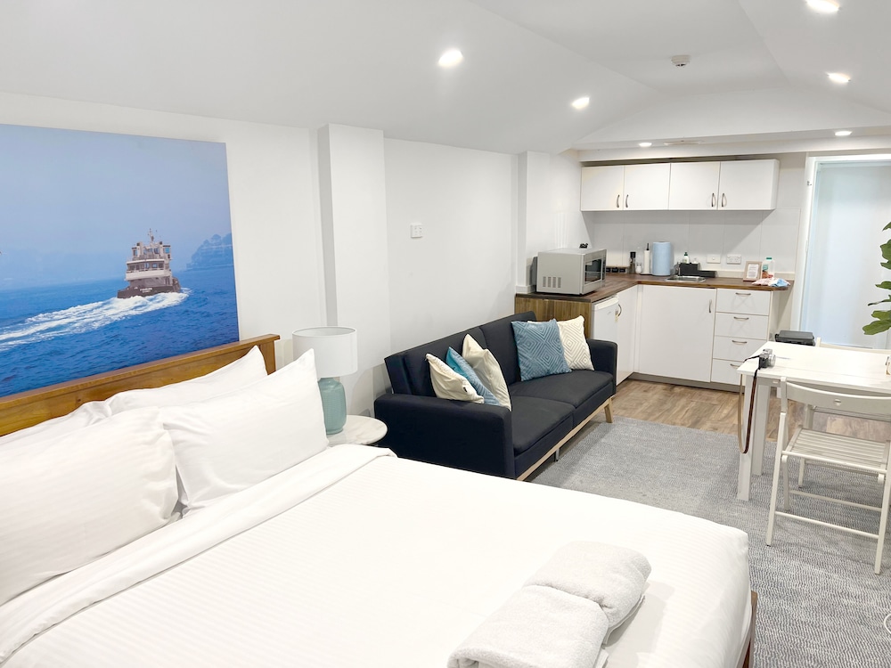 CITY, STUDIO, SUITE, PRIVATE BATHROOM, COURTYARD AREA