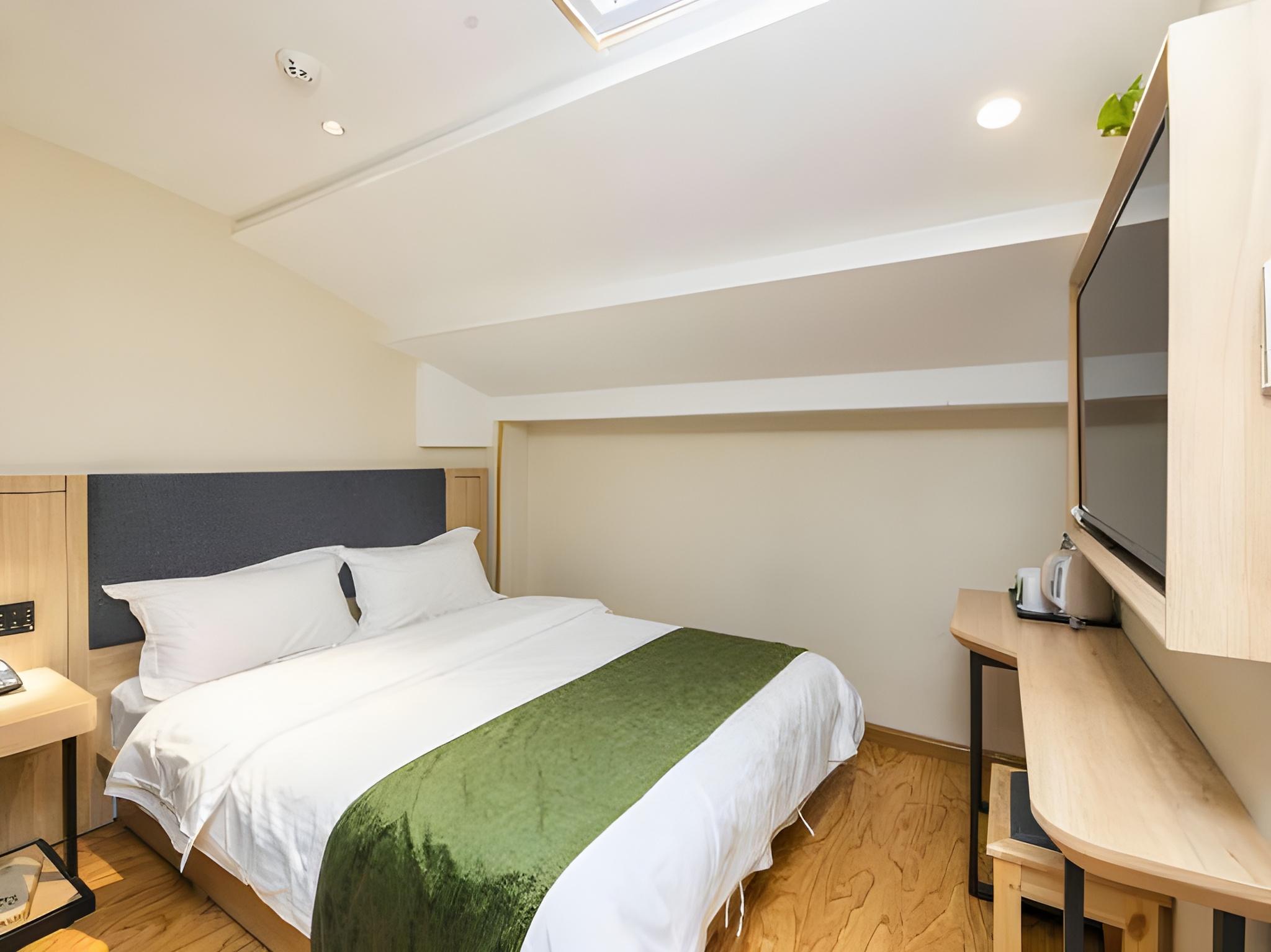 ROOM, QUEEN BED