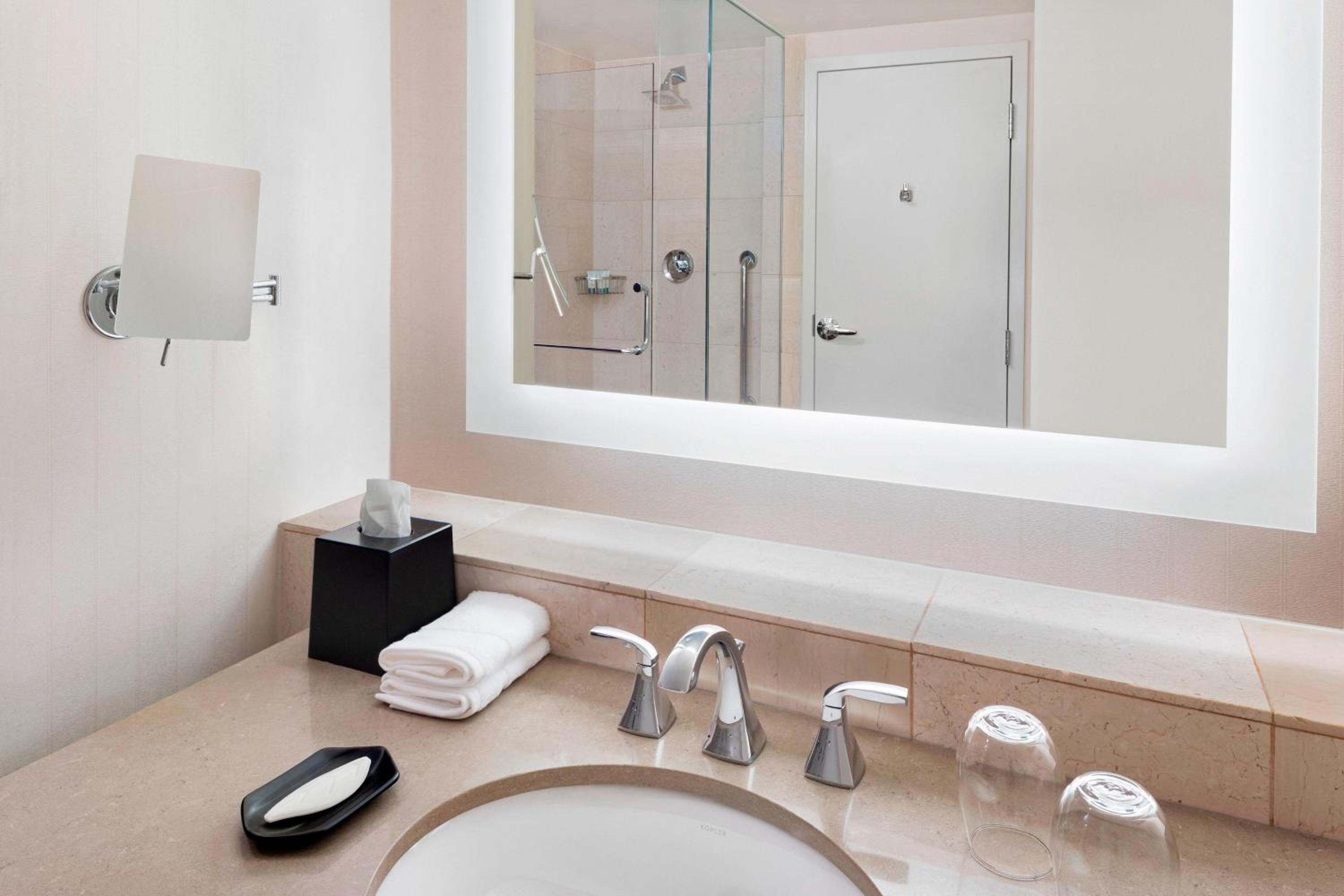 Preferred, Guest Room, King Bed, City View, Sofa, Corner، The Westin Buckhead 4/4
