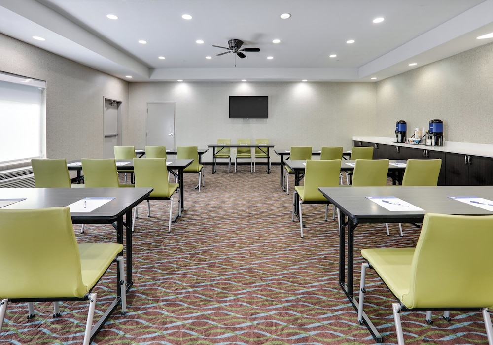 Holiday Inn Express Hotel Suites Cleburne 65/76