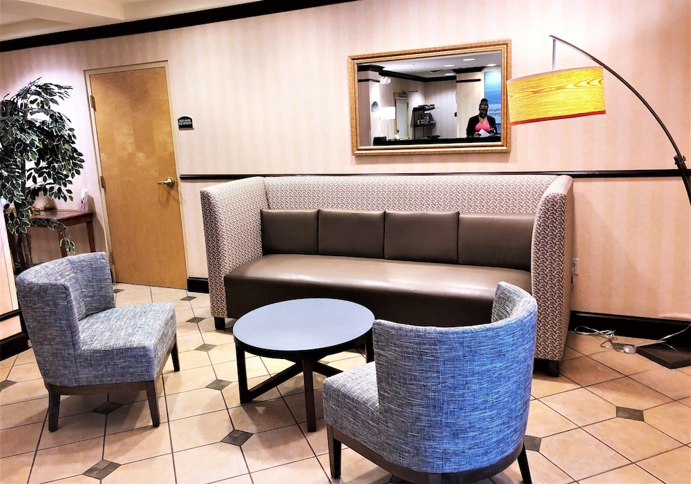 Holiday Inn Express Syracuse Airport 44/65
