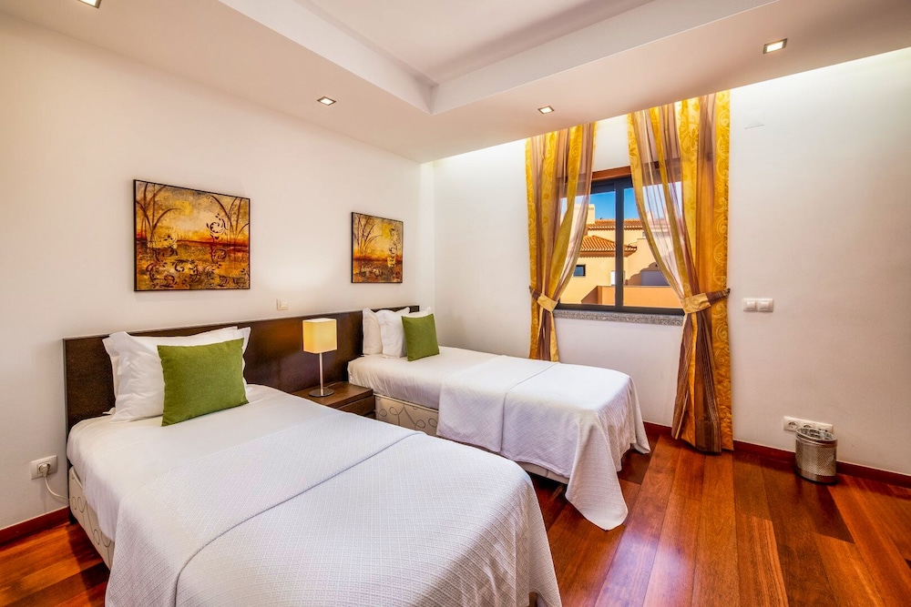 2 BEDROOMS, DUPLEX, APARTMENT, 1 DOUBLE AND 4 SINGLE BEDS