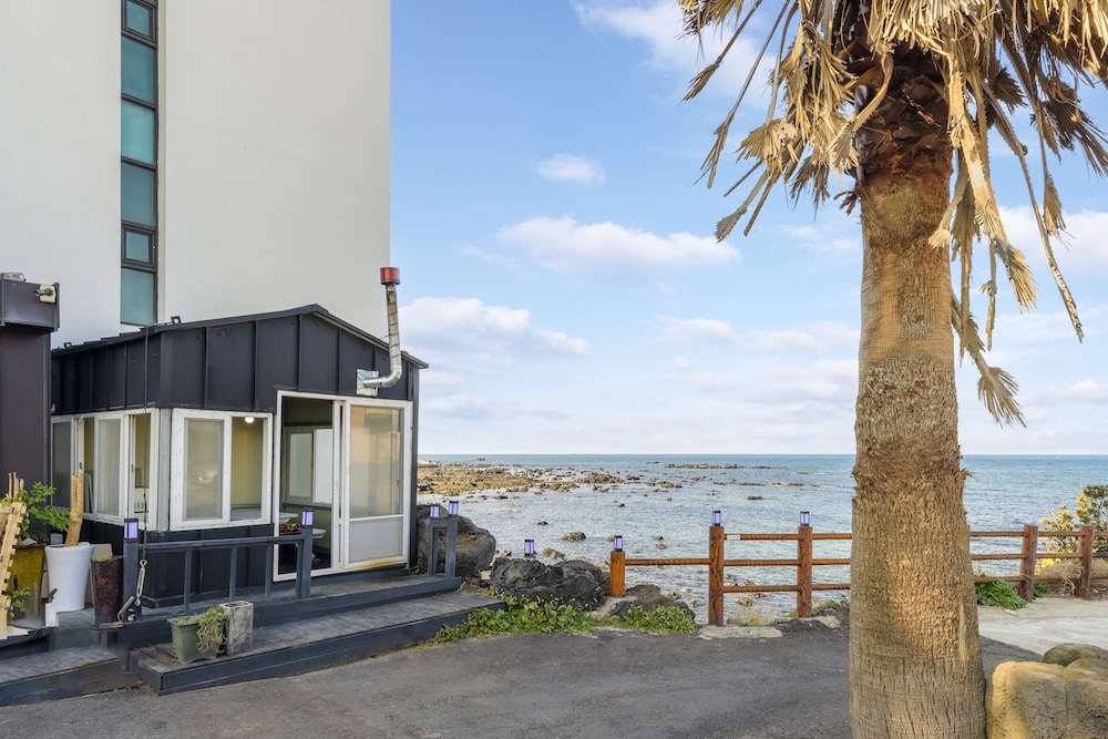 On The Sea Pension 73/80