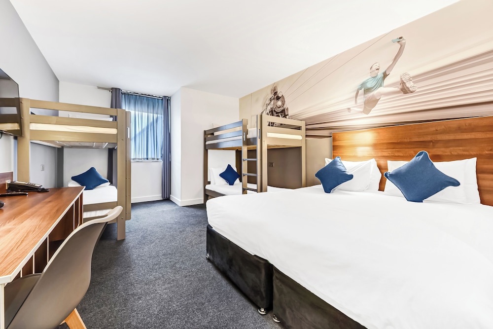 Executive, 1 Double and 2 Bunk Beds