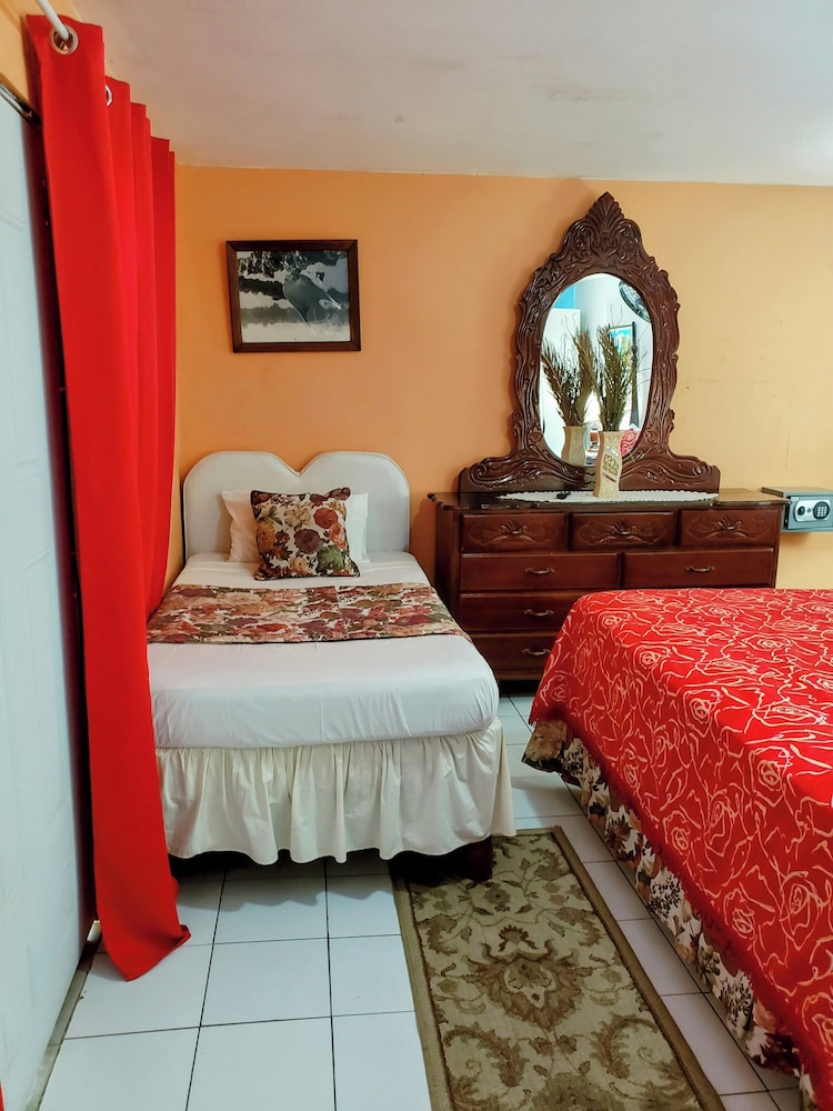 Standard, 1 King and 1 Single Beds, Pool Access، Pinkhibiscus Guest House 5/10