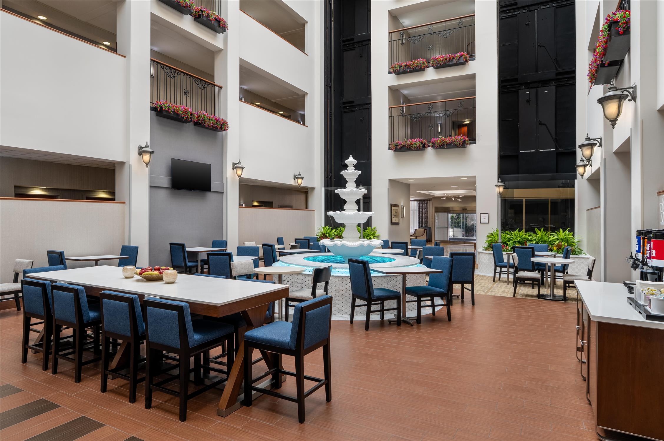Hampton Inn And Suites Rockville Centre 67/85