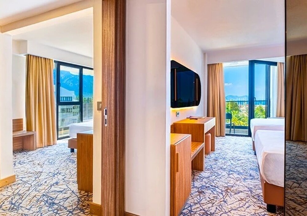 2 Bedrooms, Family, 1 Queen and 2 Double Beds, 2 Bathrooms