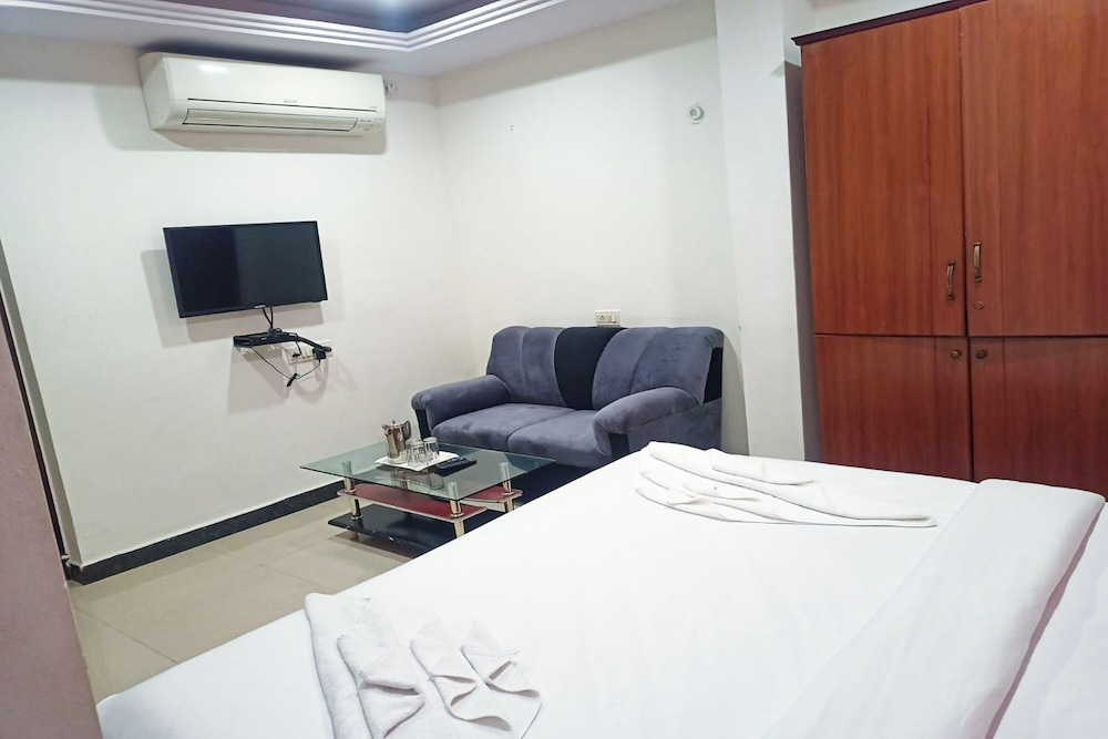 Oyo 12083 Hotel Champion Inn 15/25
