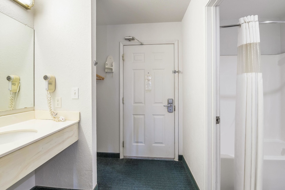 Travelodge by Wyndham Decatur TX 5/39