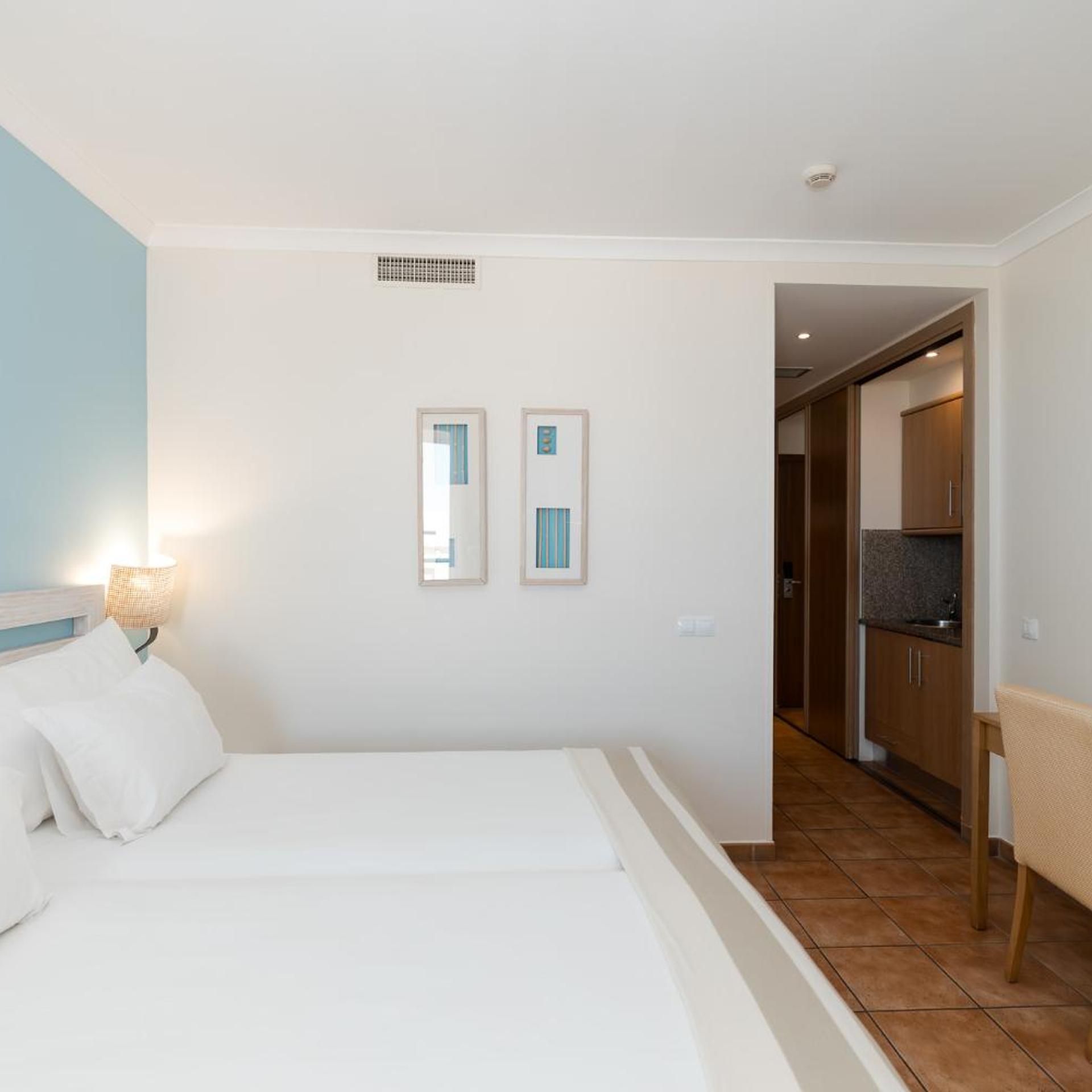 Deluxe, Double Bed, with Extra Bed, Lateral Side Sea View، Pestana Viking Beach and Golf Resort 3/10