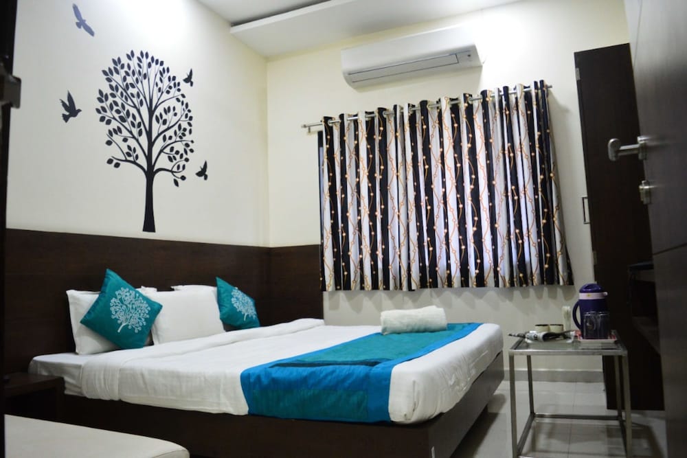 Oyo 4116 Hotel Satyug 8/25