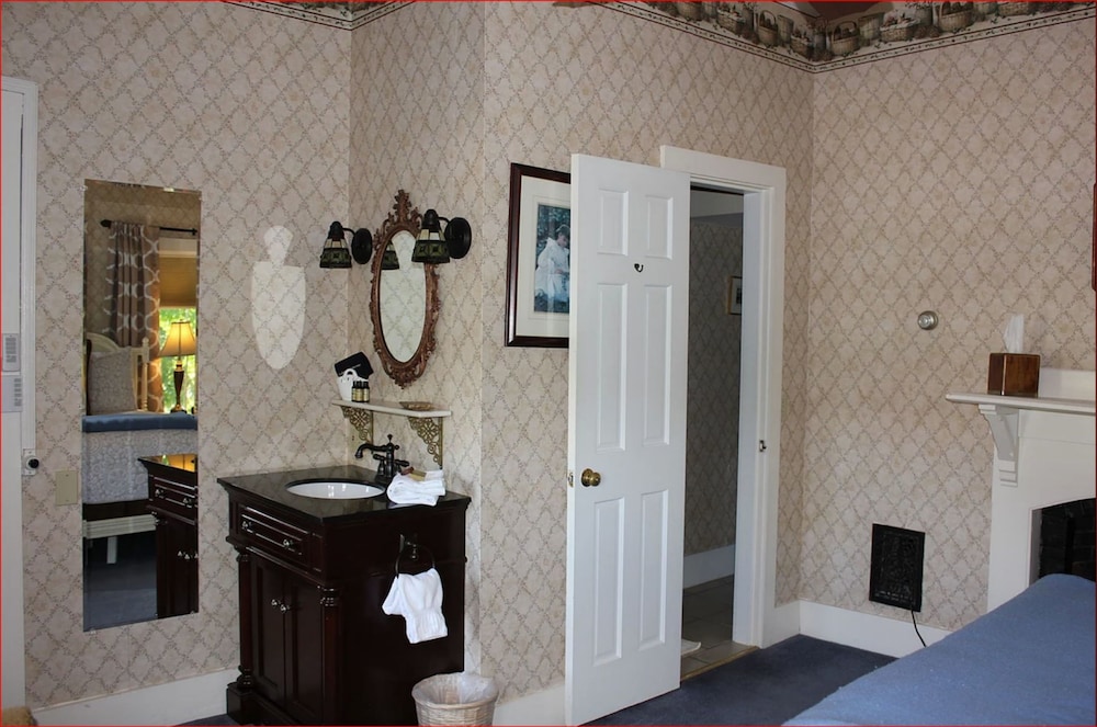 Holbrook House Bed and Breakfast- Bar Harbor ME 50/50