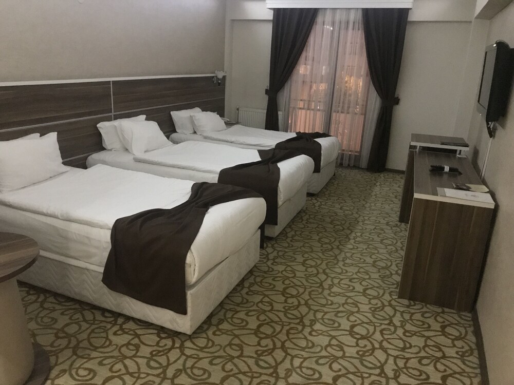 Perama Hotel 3/23