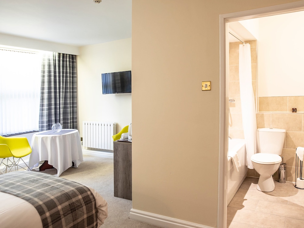 The Sitwell Arms Hotel 32/33