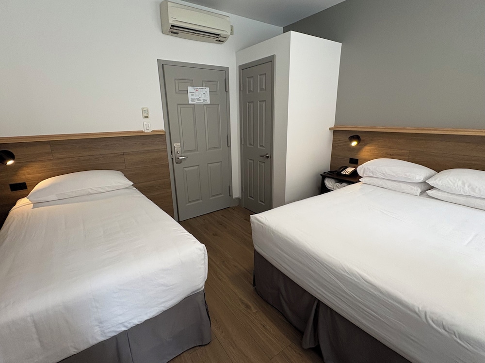 ROOM, TRIPLE, SHARED BATHROOM
