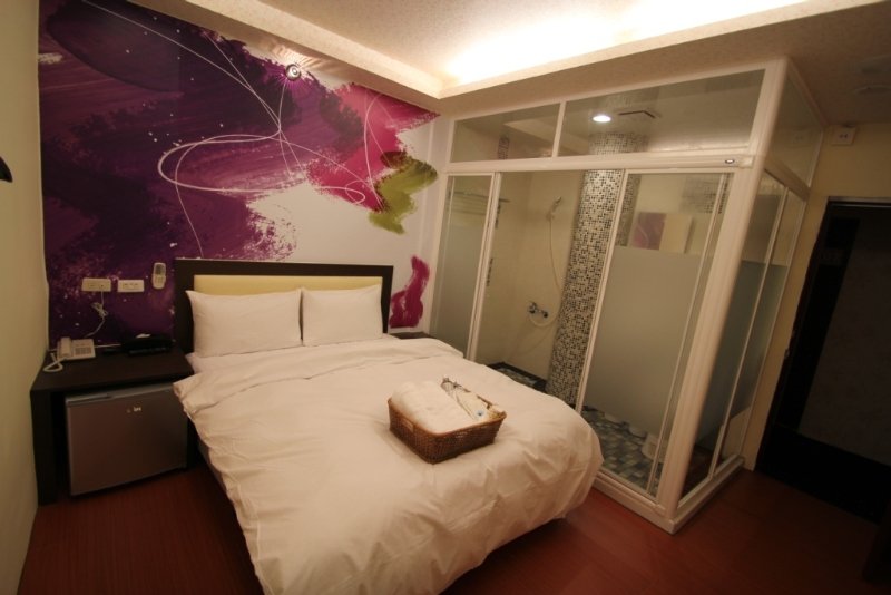 Happiness Inn 19/29