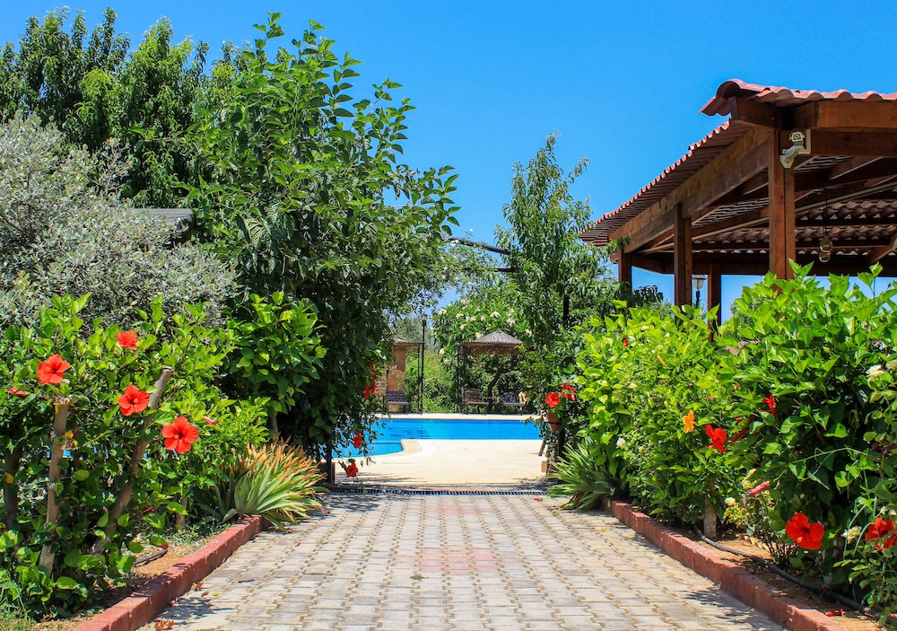 Lapida Garden Hotel 44/48