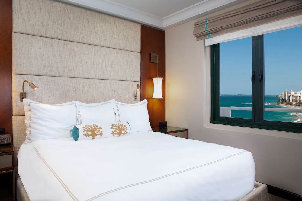 COMMODORE, KING BED, OCEAN FRONT, SOFA