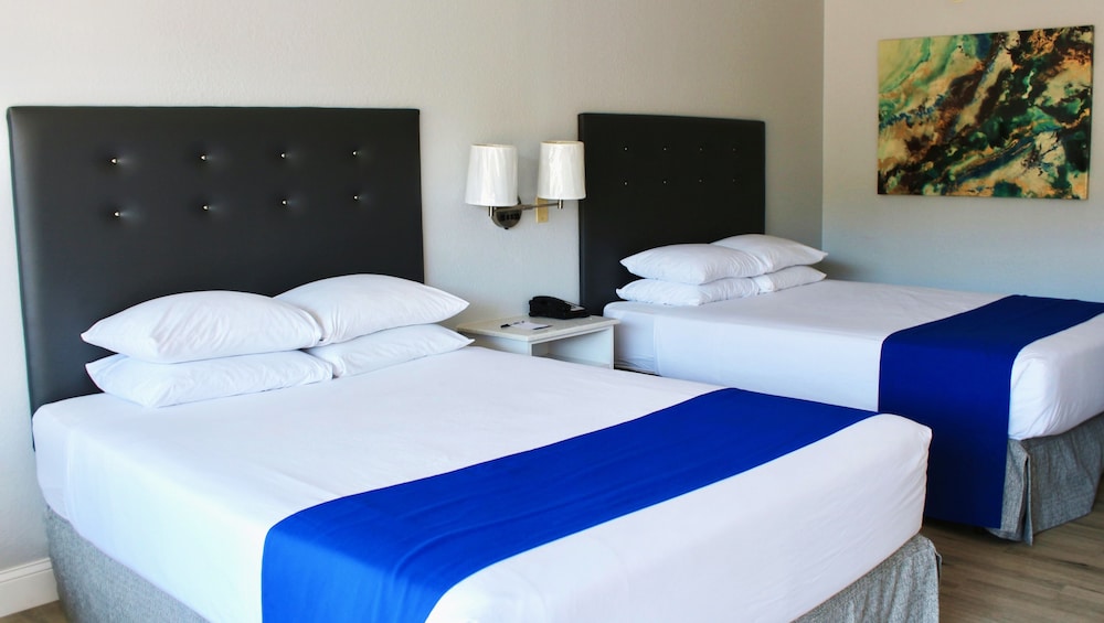 DELUXE, 2 QUEEN BEDS, JETTED TUB