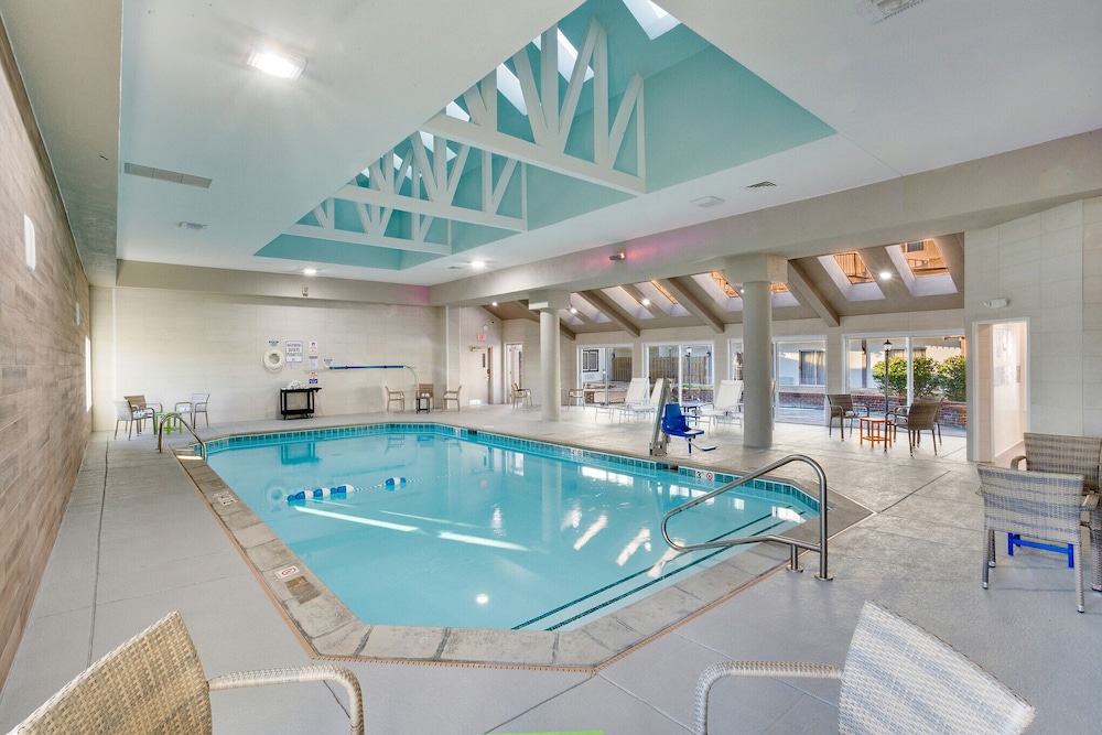 Orangewood Inn & Suites Kansas City Airport 23/37
